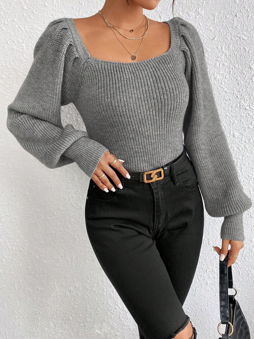 Soldea - Grauer monochromer Pullover mit quadratischem Ausschnitt