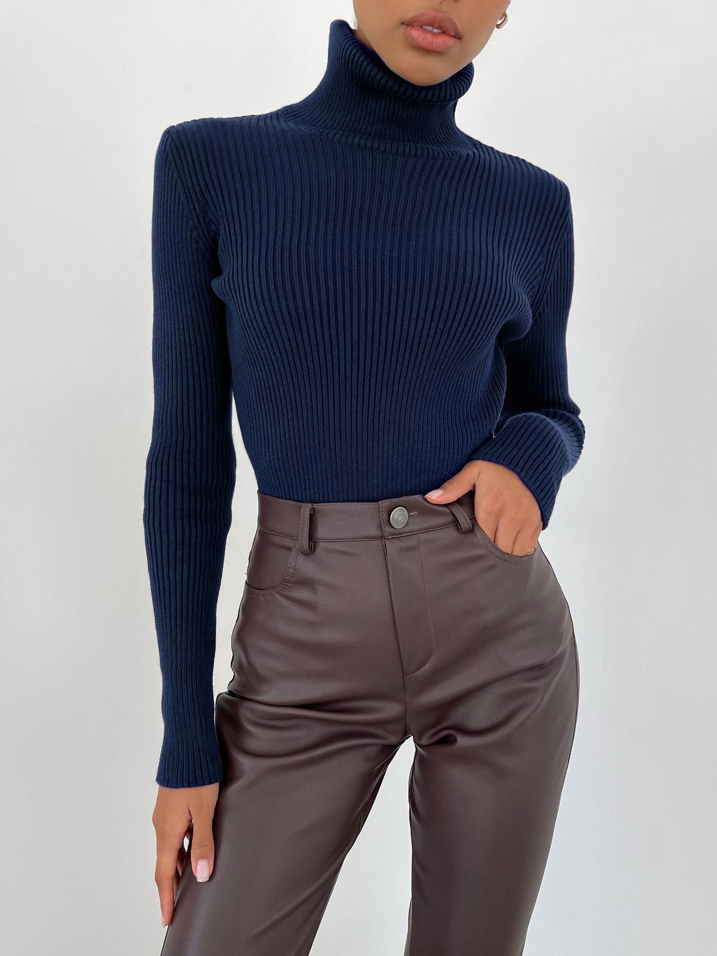 Ivanna - Eng anliegender, gerippter Rollkragenpullover für einen zeitlosen, schmal geschnittenen Look