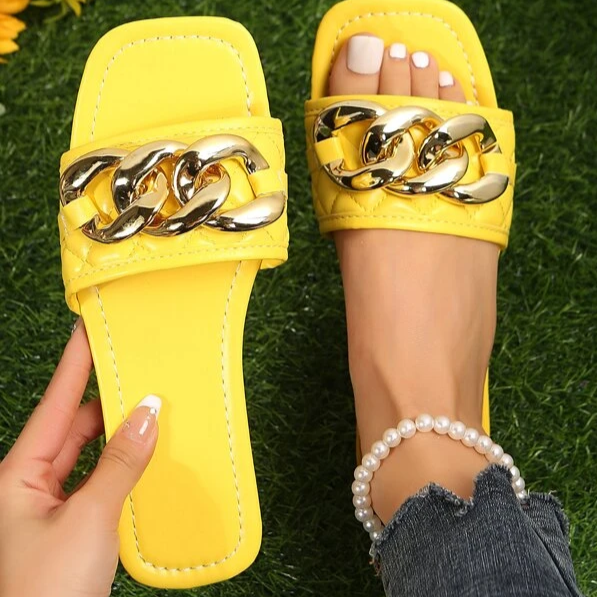 Carny - goldener Glamour, luxuriöse beigefarbene Pantoffeln mit goldenen Kettenakzenten