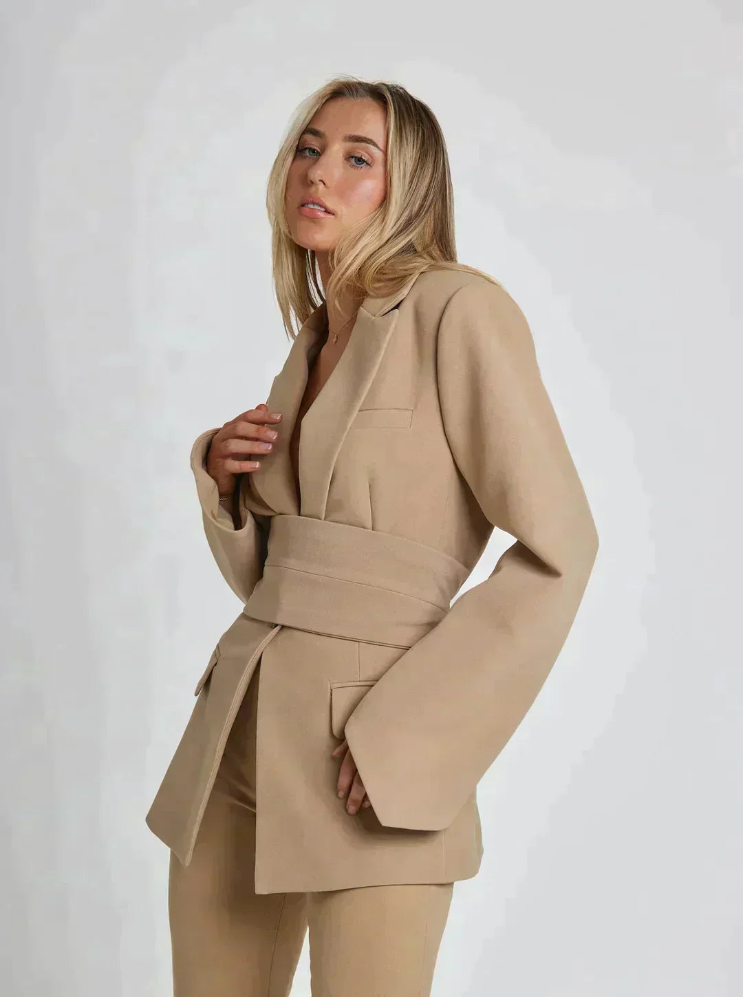 Leilani - elegant ausgestattet Blazer mit Taillenband für a anspruchsvollen und modernen Aussehen